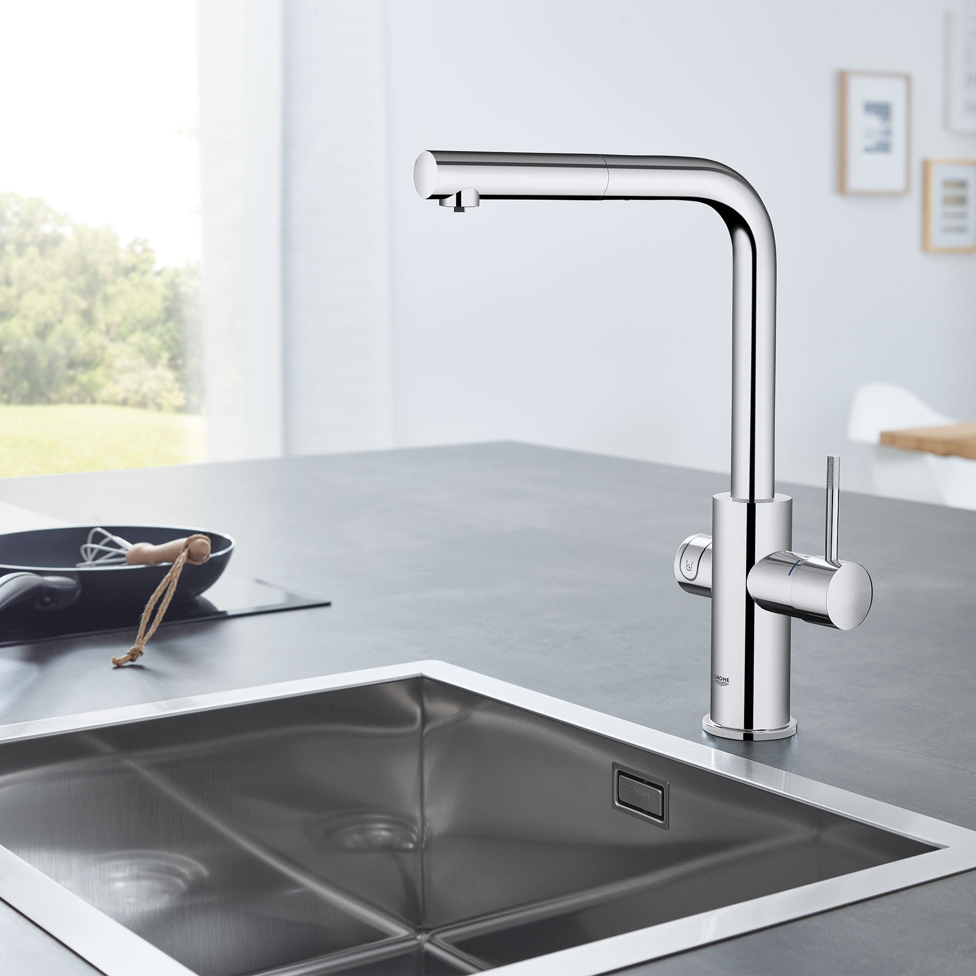 GROHE Blue® Single-Handle Pull-Out Kitchen Faucet Single Spray 6.6 L/min (1.75 gpm) with Chilled and Sparkling Water